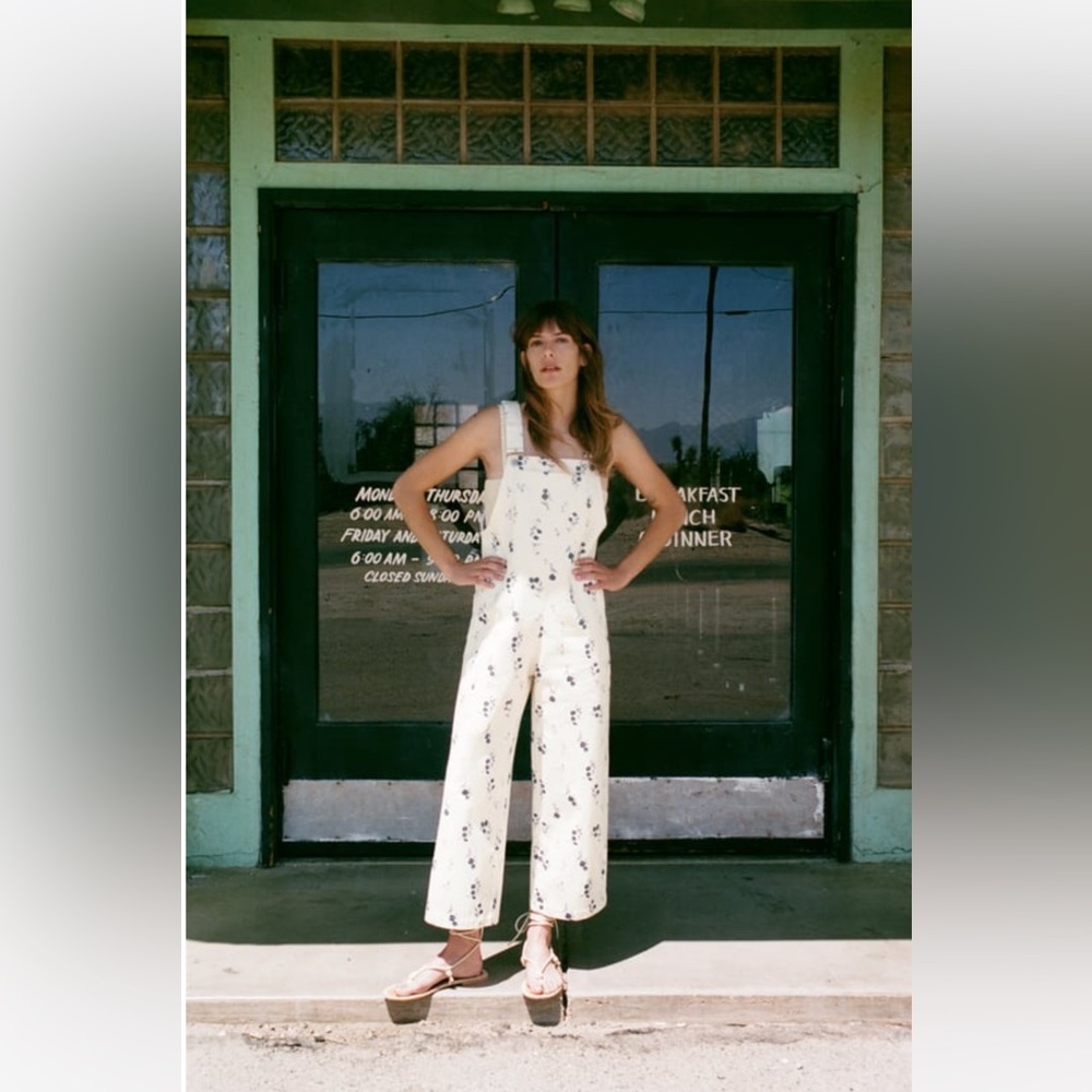 NEW ZARA FLORAL PRINT OVERALLS. Size large, Never worn
Ecru 0/8566/041/712/04